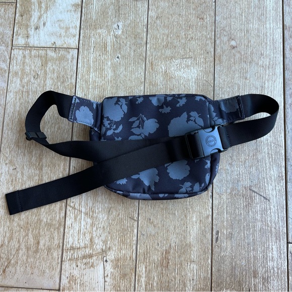 Herschel Fifteen Hip Pack Bag Shadow Floral - Picture 5 of 8